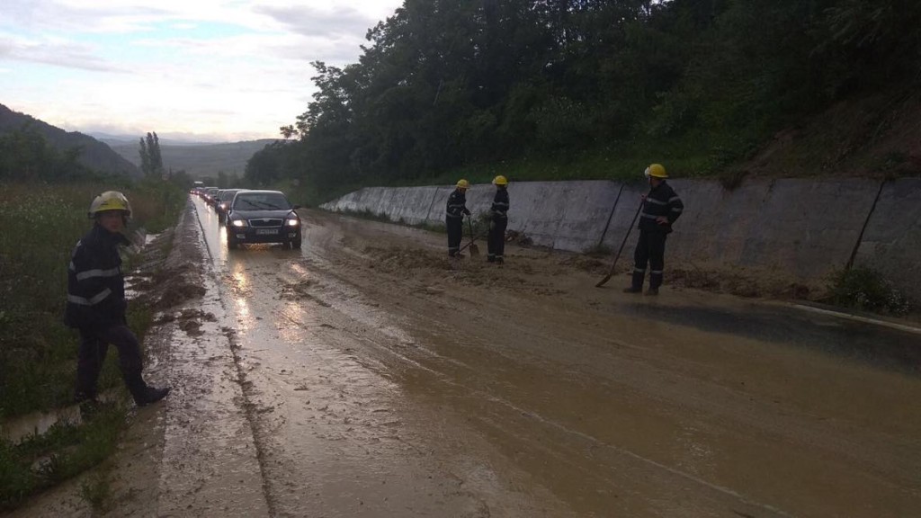 DN 13 blocat în zona localității mureșene Nadeș, din cauza unui copac doborât de furtună