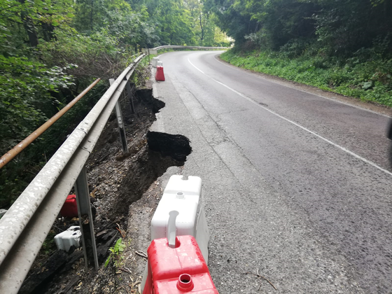 Circulaţie îngreunată pe DN 1A după ce o porţiune din carosabil s-a surpat Circulaţie îngreunată pe DN 1A după ce o porţiune din carosabil s-a surpat