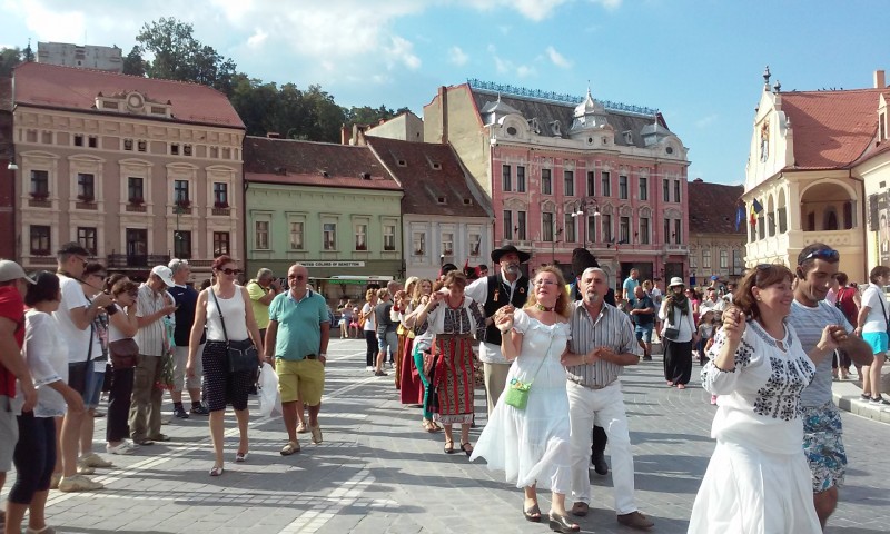 În Piața Sfatului din Brașov s-a dansat ,,Brașoveanca”