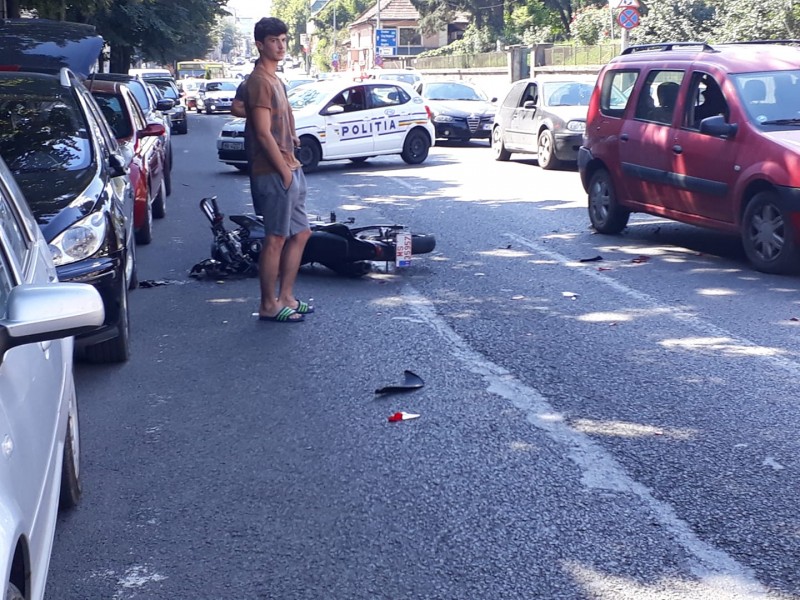 UPDATE: Mopedistul rănit în accidentul rutier a fost transportat la spital