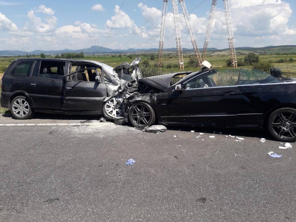UPDATE: Traficul pe DN1 între Braşov şi Făgăraş s-a reluat pe ambele sensuri UPDATE: Traficul pe DN1 între Braşov şi Făgăraş s-a reluat pe ambele sensuri