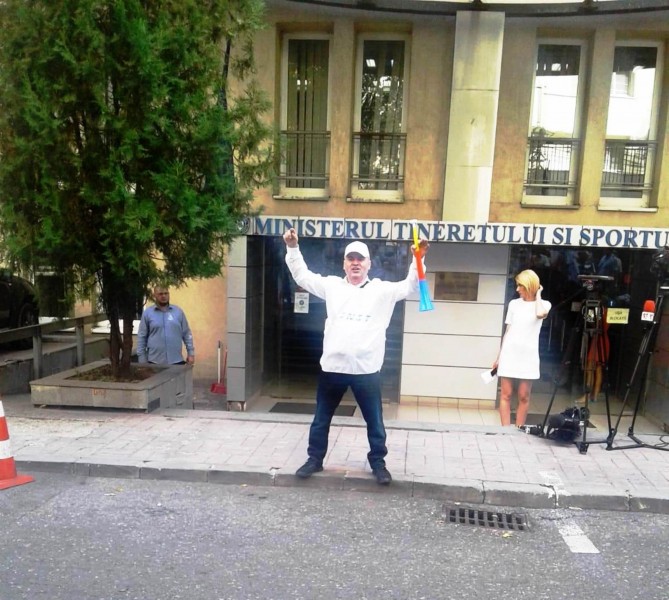 Angajaţii din sport și tineret au pichetat sediul MTS