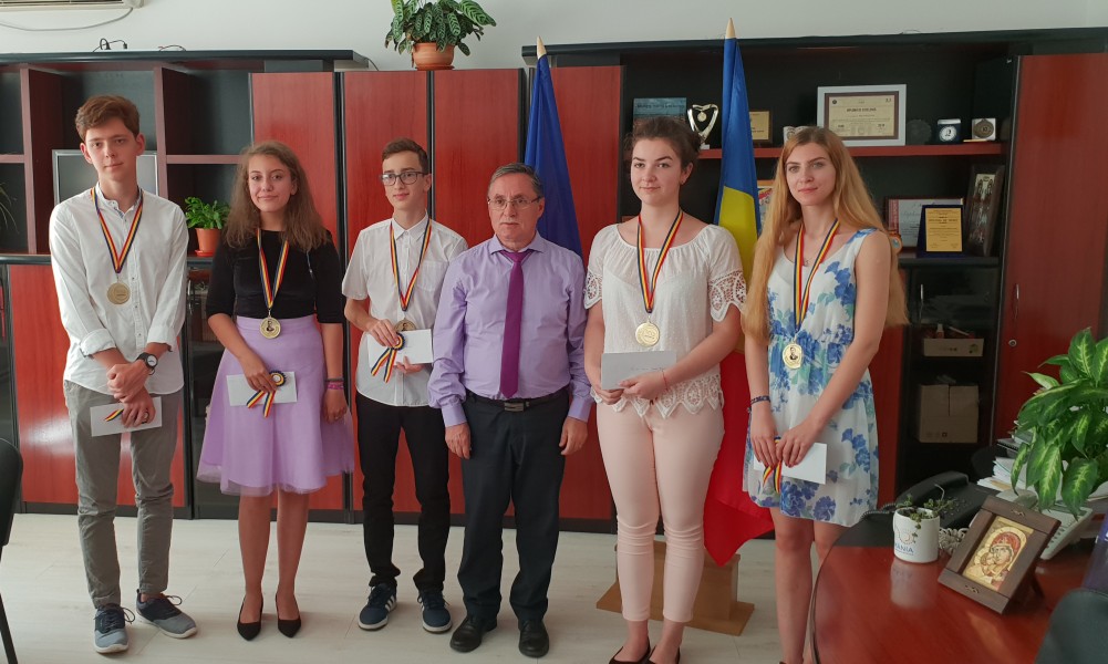 Elevii de 10 au fost premiați astăzi la Inspectoratul Școlar Județean Elevii de 10 au fost premiați astăzi la Inspectoratul Școlar Județean