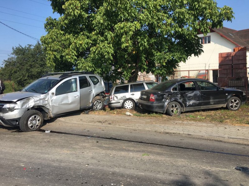 UPDATE: Carambol cu cinci mașini, la Reghin