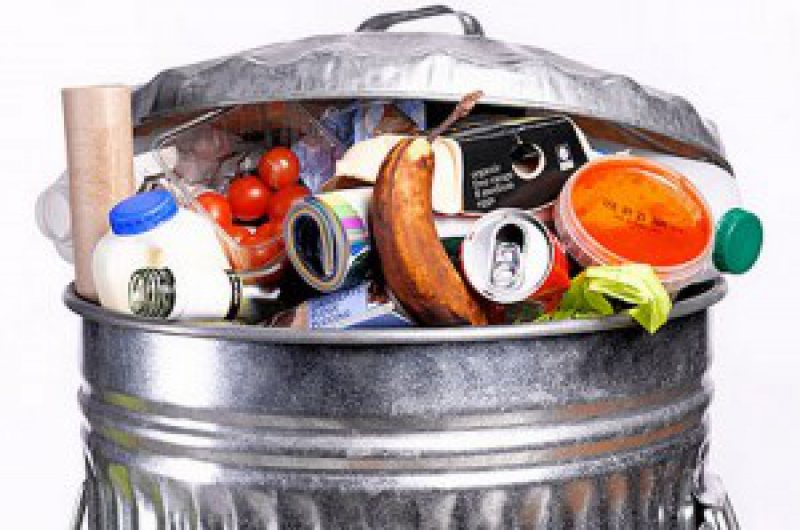 Muncim două zile pe lună doar ca să aruncăm alimentele cumpărate