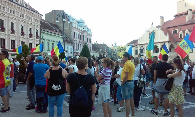 Mii de oameni au protestat ieri seară la Braşov
