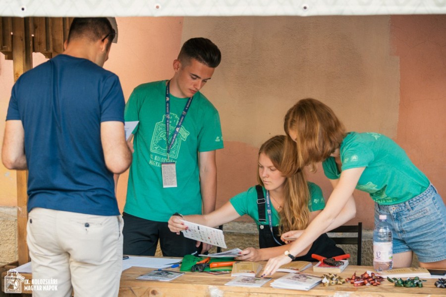 Ministerul Educaţiei le va acorda burse şi elevilor care obţin menţiuni la competiţiile internaţionale