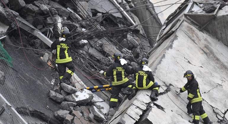 Echipele de salvare din Italia îşi continuă căutările printre ruinele viaductului