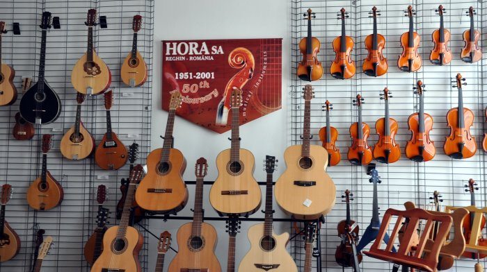 Producție mai mare cu angajați mai puțini în domeniul fabricării instrumentelor muzicale