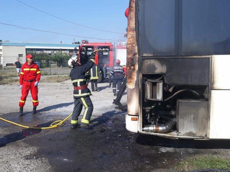 Un autobuz a luat foc într-o autogară din Tîrgu Mureș