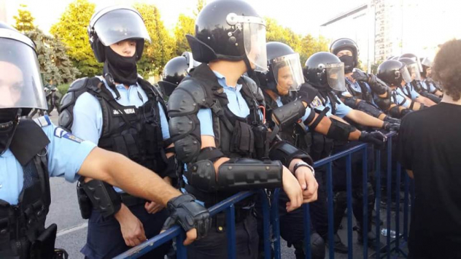 Procurorii militari continuă audierile în dosarul intervenţiei în forţă a jandarmilor la protestele de vineri seara, din Piaţa Victoriei
