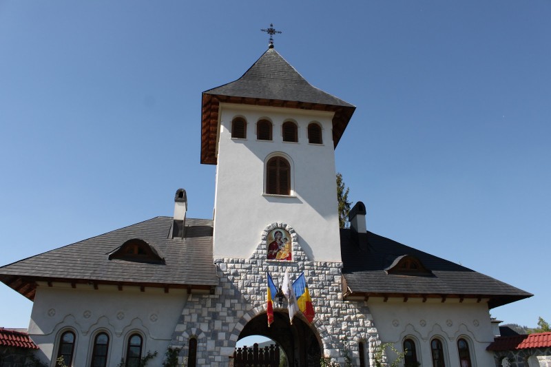 Peste 2.000 de credincioşi ortodocşi din Harghita şi Covasna s-au închinat la Mănăstirea din Izvoru Mureşului