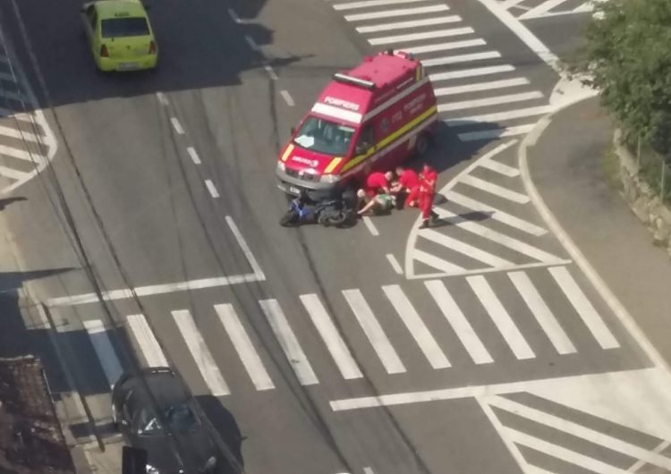 Un mopedist a intrat într-o ambulanță la Sibiu
