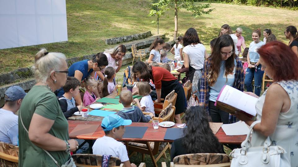 La Reghin a început a VII-a ediție a evenimentului cultural în aer liber Pădurea Rotundă