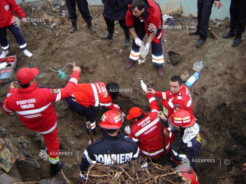 Inspectoratul de Muncă Sibiu investighează decesul unui muncitor şi rănirea altor doi, suprinşi sub un mal de pământ