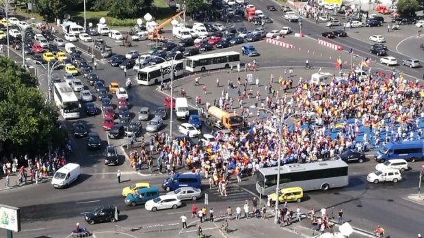 UPDATE: Românii din diaspora, nemulţumiţi de guvern, protestează în Piaţa Victoriei