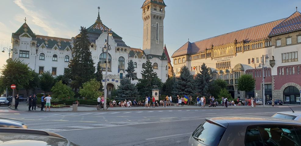 Update: Peste 250 de târgumureșeni au protestat în fața Prefecturii Tg. Mureș
