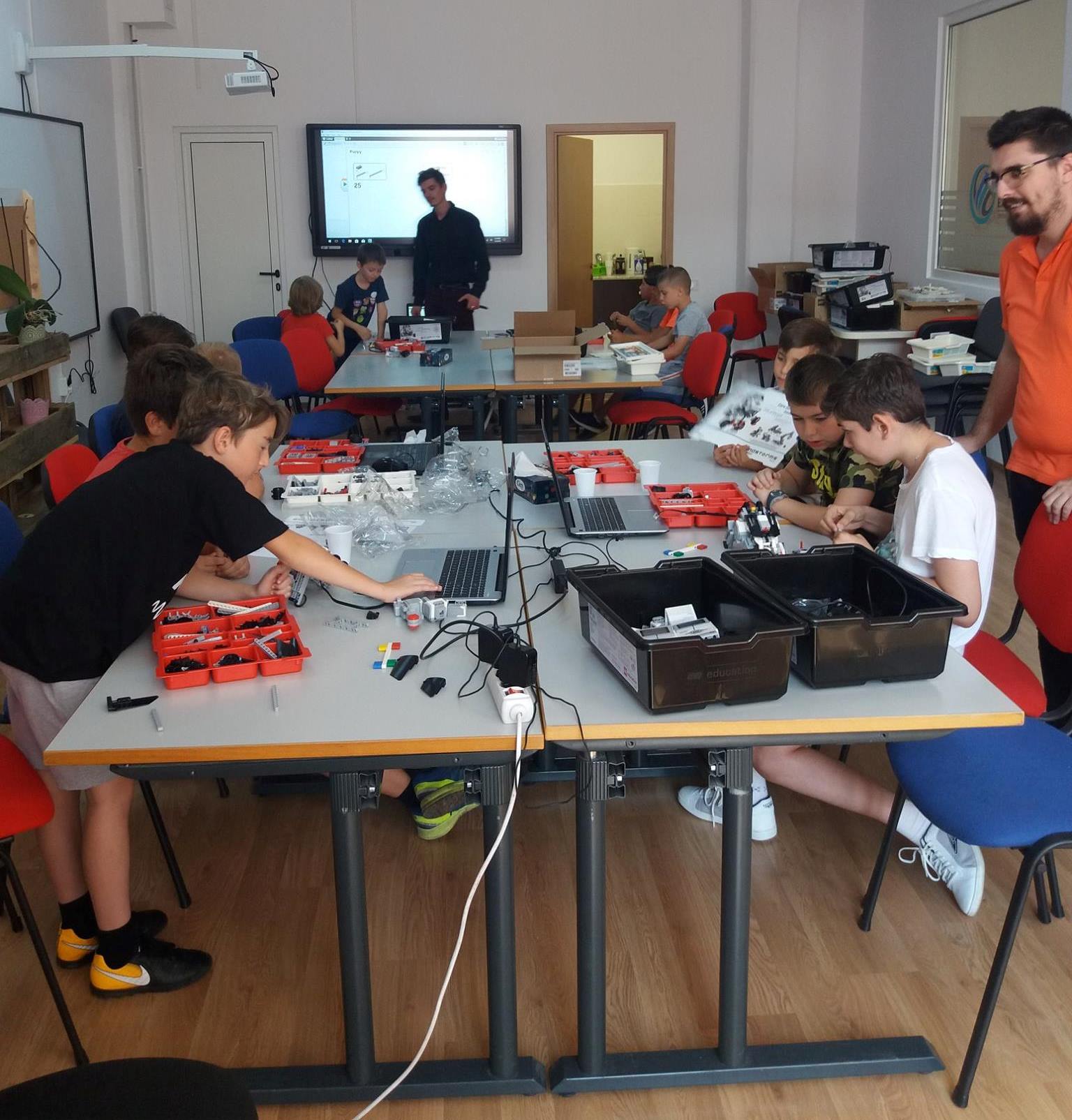 Start-up-ul care educă elevii să devină antreprenori de succes