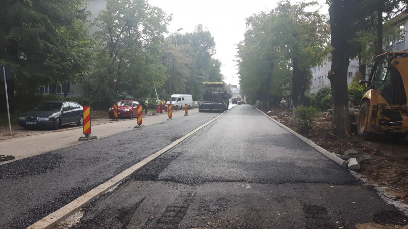 Șantier pe strada care duce la Inspectoratul școlar Mureș, înainte de reînceperea școlii