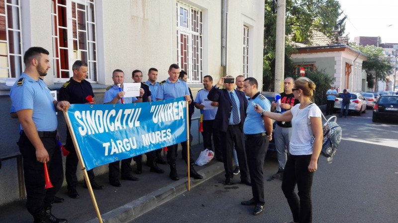 Zeci de angajați din Penitenciarul Târgu Mureș au ieșit astăzi în stradă