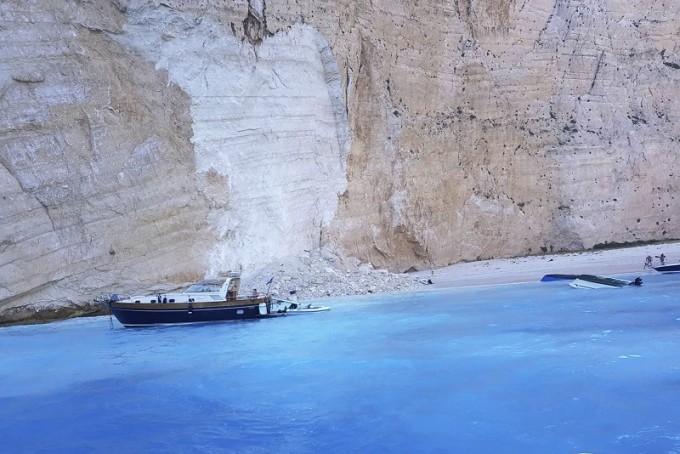 Trei răniţi într-o alunecare de teren pe o plajă din insula grecească Zakynthos