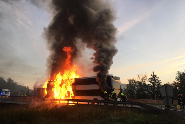 Un autocar românesc a fost cuprins de flăcări pe o şosea din Austria