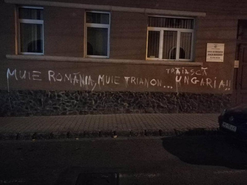 A fost reținută persoana bănuită că a scris cuvinte obscene pe o casă din Tg.Mureș
