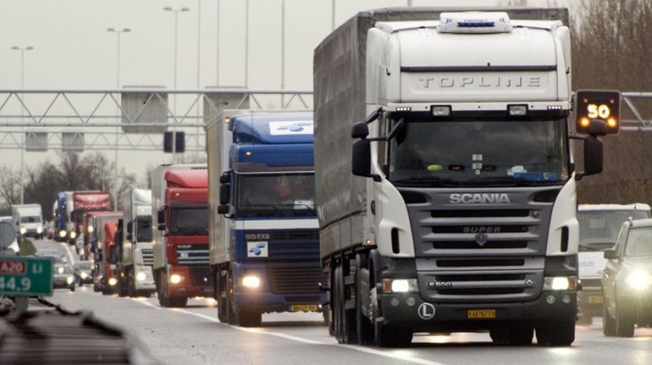 Transportatorii protestează, pentru a doua zi consecutiv, în faţa Ministerului Transporturilor