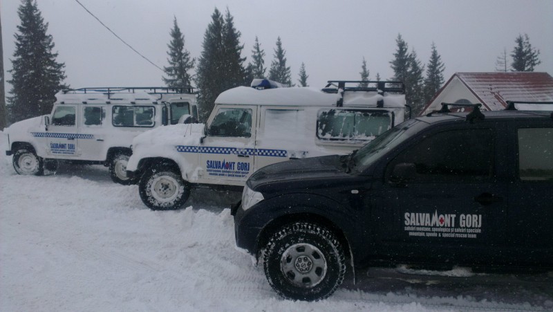 UPDATE Nouă turişti rămaşi blocaţi pe Transalpina