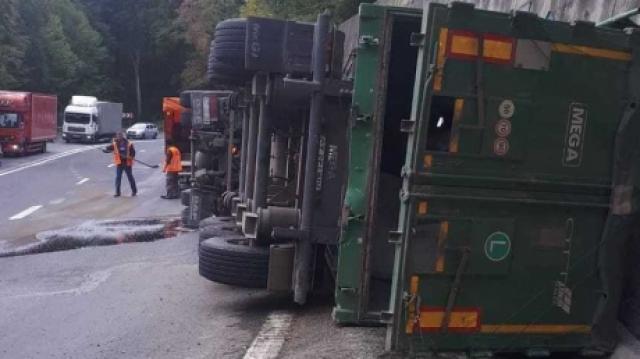 TIR încărcat cu sulfat de amoniu granulat, răsturnat pe DN 13 în jud. Brașov TIR încărcat cu sulfat de amoniu granulat, răsturnat pe DN 13 în jud. Brașov