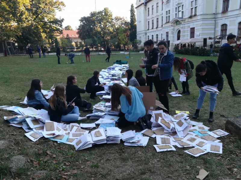 Un tablou – colaj de Cartea Recordurilor, la Colegiul Naţional „Unirea” din Tîrgu Mureş