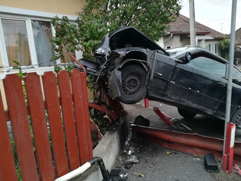 O mașină a ajuns aseară proiectată pe gardul unei case de pe strada Râului din Reghin