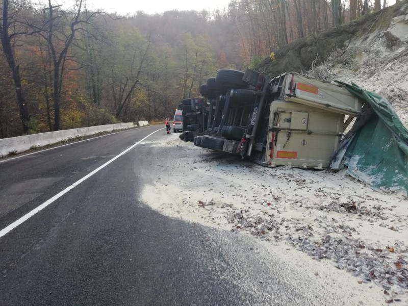 UPDATE: Un camion s-a răsturnat în Pădurea Bogății, fără a provoca victime