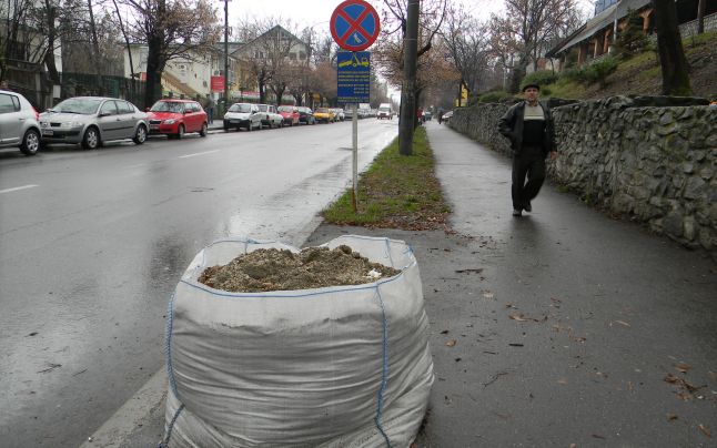 Peste 100 de tone de material antiderapant imprăștiate de DRDP Brașov