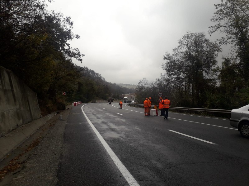 Astăzi au fost montate parapete umplute cu nisip pe DN13, în Brașov