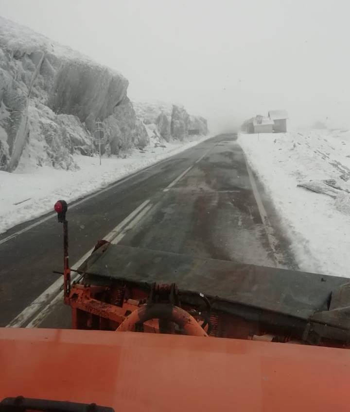 Zeci de tone de sare împrăștiate pe Transfăgărășan