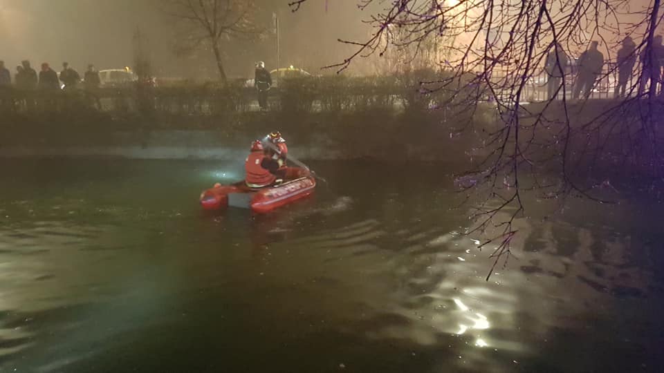 Tânăr decedat, după ce a plonjat cu mașina în Turbina din Tg. Mureș