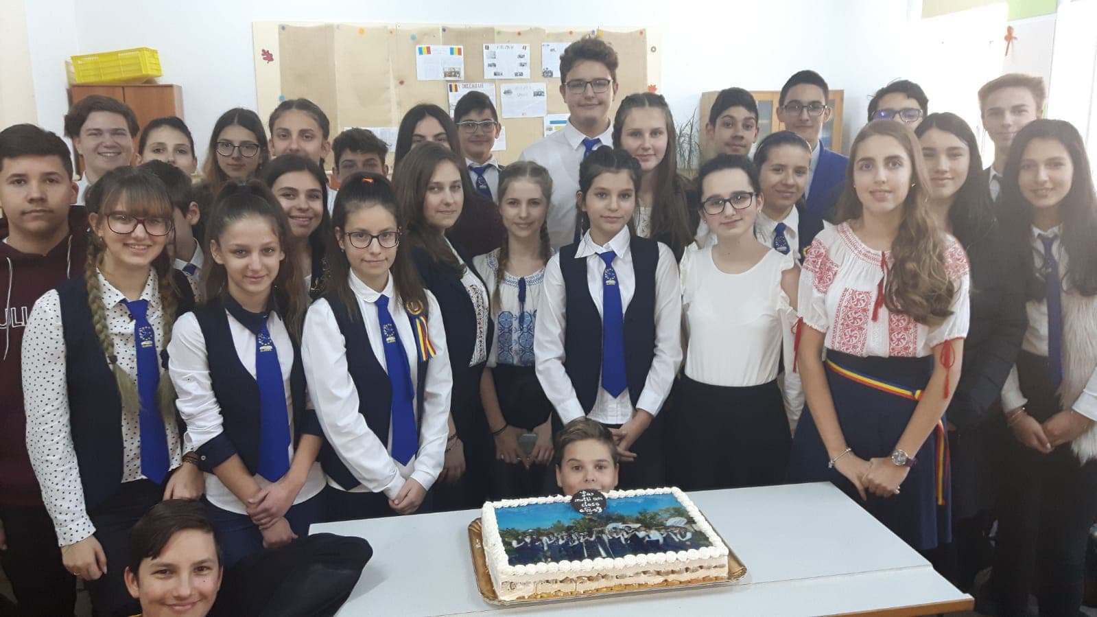 Copiii de la Gimnaziul Europa celebrează Marea Unire Copiii de la Gimnaziul Europa celebrează Marea Unire