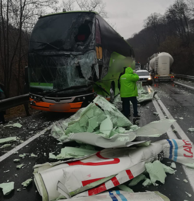 UPDATE: Două persoane din autocarul lovit de un TIR pe DN1, în Hula Bradului, transportate la spital