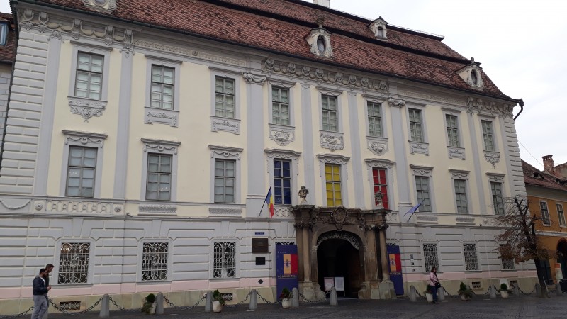 Turiştii stau la coadă ca să viziteze cel mai vechi muzeu din România, Brukenthal