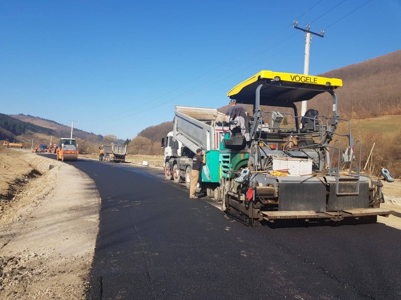 Au început lucrările de asfaltare pe DN 11 B