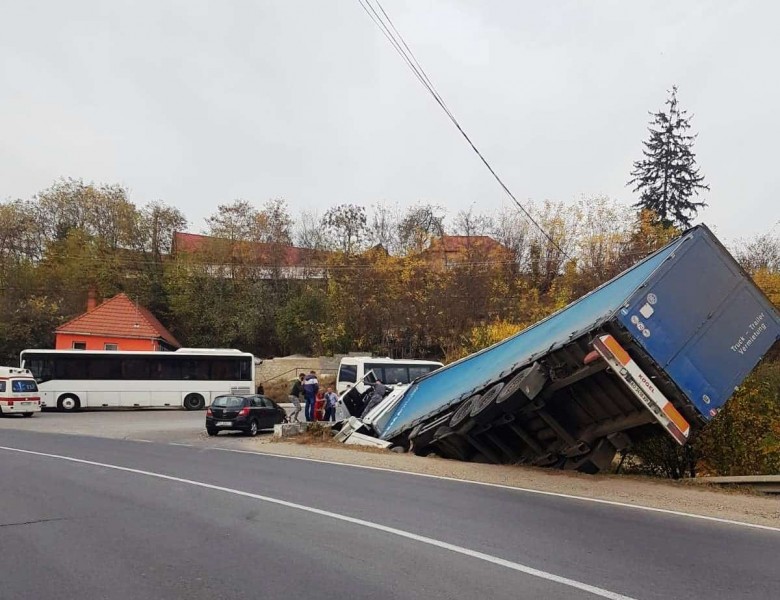 Tir răsturnat pe DN 13 în zona Feldioara