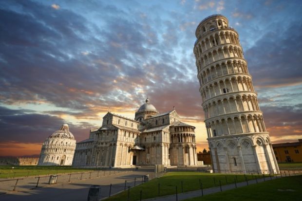 Turnul din Pisa se îndreaptă