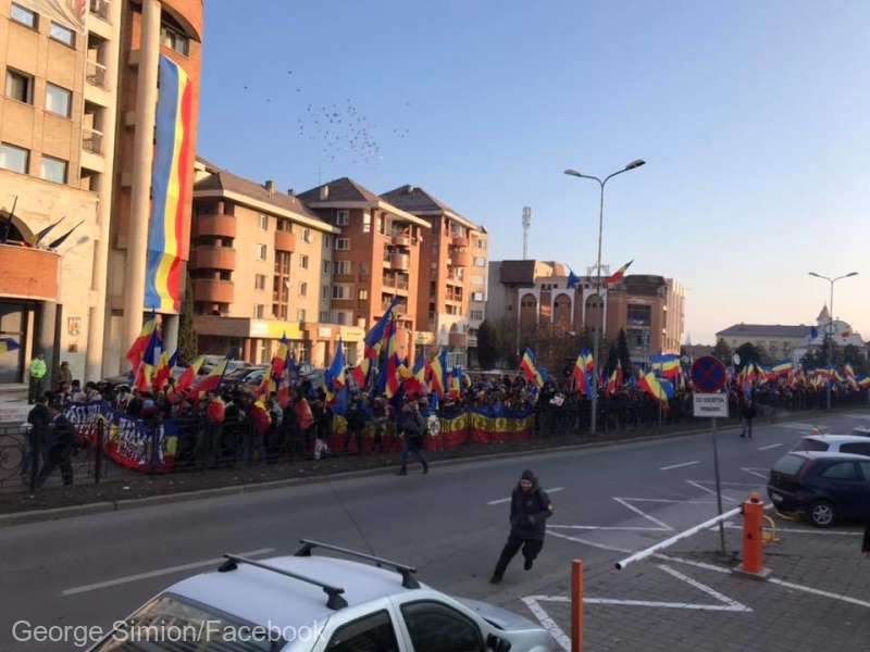 Peste 2.000 de oameni, la ‘Marşul Unirii’ de la Alba Iulia Peste 2.000 de oameni, la ‘Marşul Unirii’ de la Alba Iulia