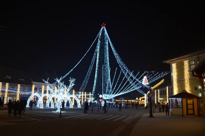 Se aprinde iluminatul celui mai mare brad de Crăciun din România