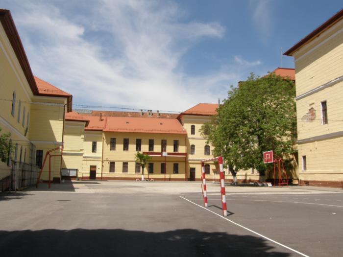 Reparațiile de la Colegiul Național Unirea Brașov, departe de a fi încheiate Reparațiile de la Colegiul Național Unirea Brașov, departe de a fi încheiate