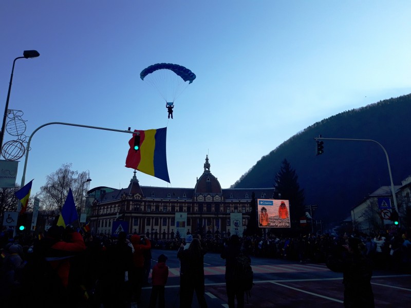Tricolorul României a fost adus la parada de la Brașov din înaltul cerului Tricolorul României a fost adus la parada de la Brașov din înaltul cerului