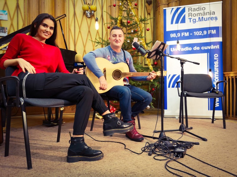 Florin Vos și Andreea Morariu colindă LIVE la Radio Tîrgu-Mureș