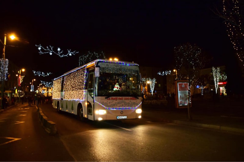 Autobuzul lui Moș Crăciun se pregătește să iasă pe traseu