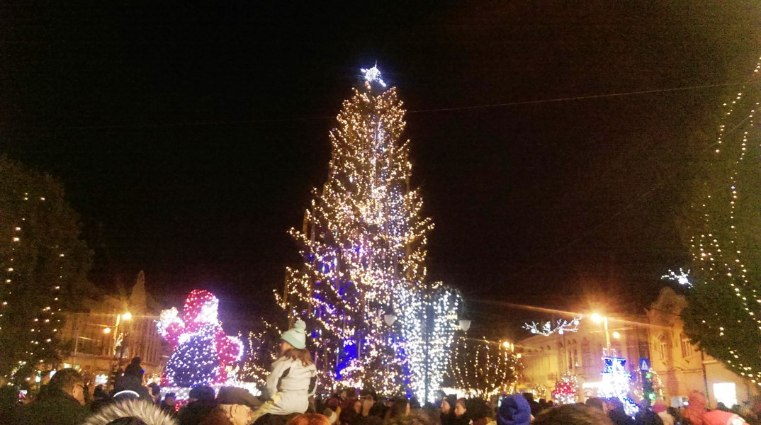 S-au aprins luminile sărbătorilor de iarnă la Tg. Mureș